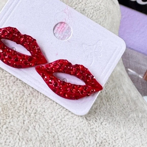 Red Lip-Shaped Rhinestone Stud Earrings - Picture 6 of 10